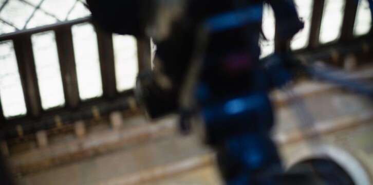 Cayetana Álvarez de Toledo que asiste a la celebración de la sesión plenaria extraordinaria del Parlamento catalán, en la que interviene el presidente del PP de Cataluña, Alejandro Fernández.