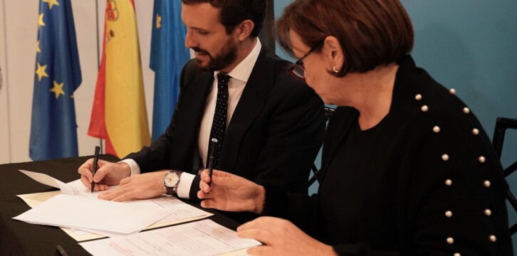 Firmas acuerdo de la coalición electoral PP-FORO