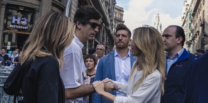 Cayetana Álvarez de Toledo en la Plaza Urquinoana de Barcelona