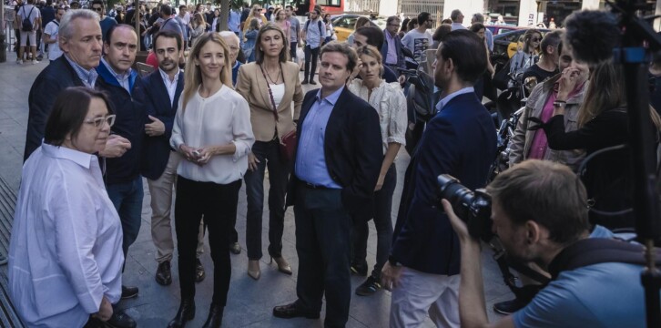 Cayetana Álvarez de Toledo en la Plaza Urquinoana de Barcelona
