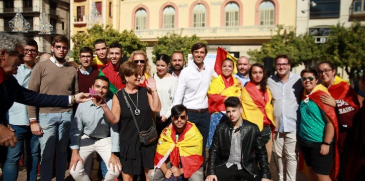 Pablo Montesinos y Carolina España, con jóvenes durante la manifestación de Sociedad Civil Malagueña
