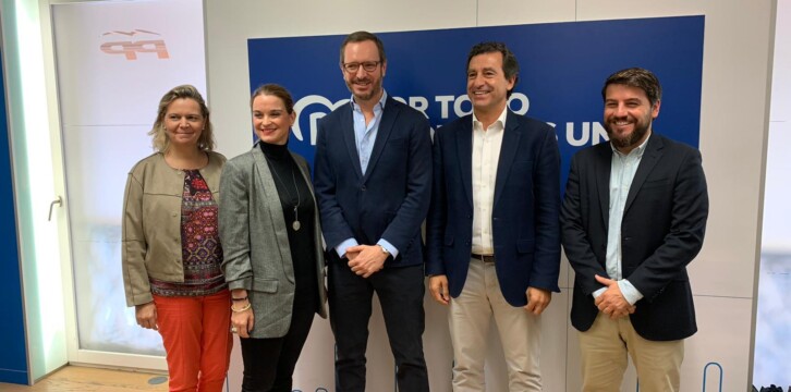 Javier Maroto, junto a compañeros del PP de Islas Baleares, en Palma de Mallorca