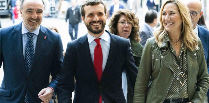 Pablo Casado interviene antes los medios en su visita al Ayuntamiento de Pamplona.