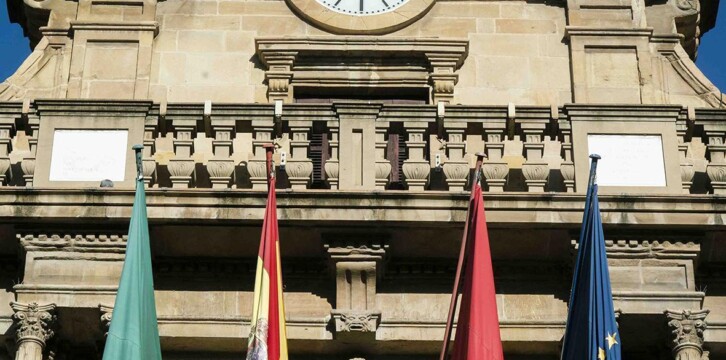 Pablo Casado interviene antes los medios en su visita al Ayuntamiento de Pamplona.