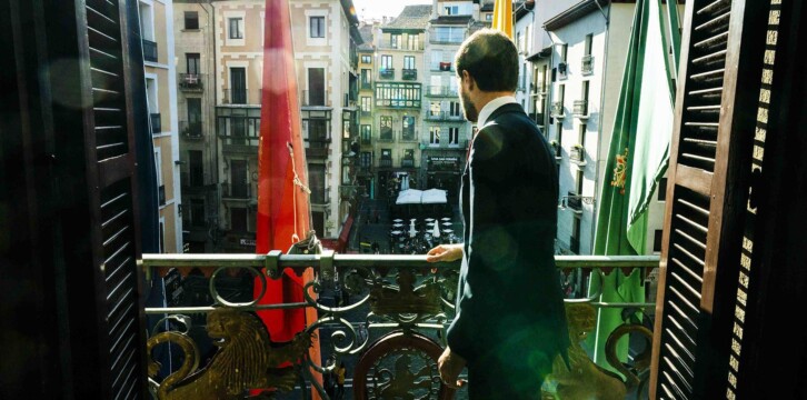 Pablo Casado interviene antes los medios en su visita al Ayuntamiento de Pamplona.