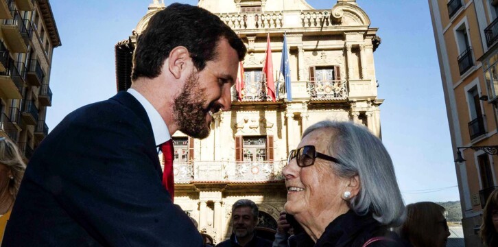Pablo Casado interviene antes los medios en su visita al Ayuntamiento de Pamplona.