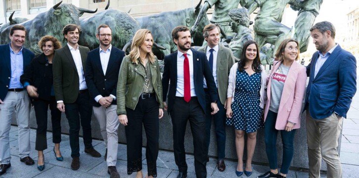 Pablo Casado interviene antes los medios en su visita al Ayuntamiento de Pamplona.