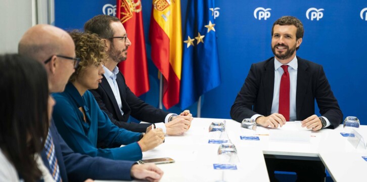 Pablo Casado interviene antes los medios en su visita al Ayuntamiento de Pamplona.