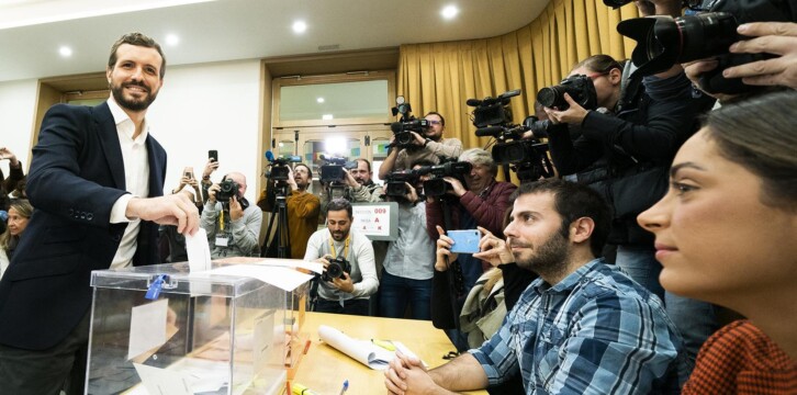 Pablo Casado ejerce su derecho a voto en las elecciones del 10 de noviembre.