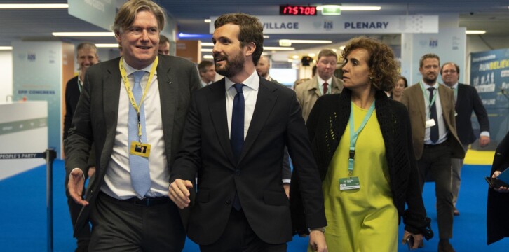 Pablo Casado, junto a Dolors Montserrat y Antonio López-Isturiz, a su llegada al Congreso del EPP