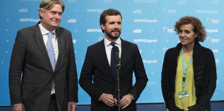 Pablo Casado atiende a los medios a su llegada al Congreso del EPP