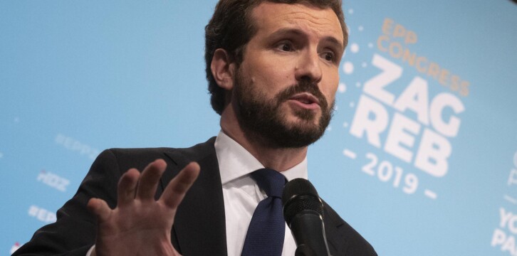 Pablo Casado atiende a los medios a su llegada al Congreso del EPP