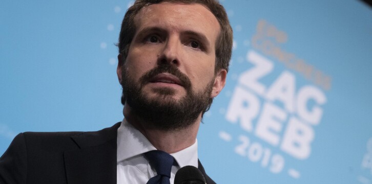 Pablo Casado atiende a los medios a su llegada al Congreso del EPP