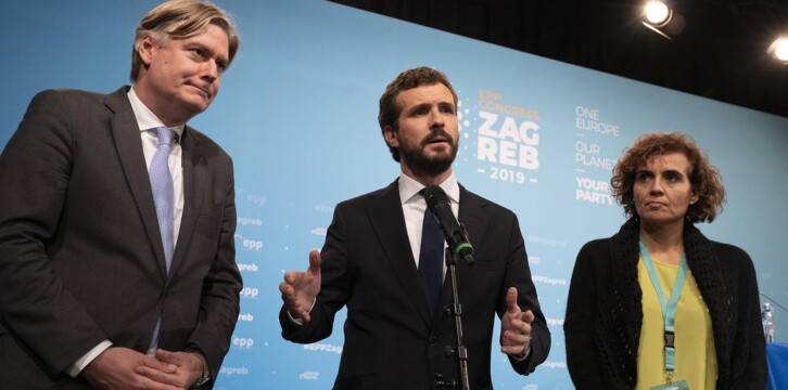 Pablo Casado atiende a los medios a su llegada al Congreso del EPP
