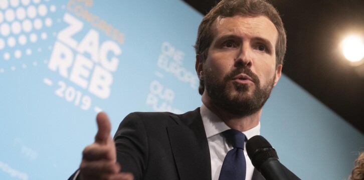 Pablo Casado atiende a los medios a su llegada al Congreso del EPP