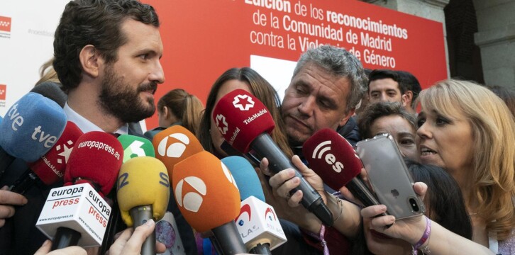 Pablo Casado atiende a los medios de comunicación