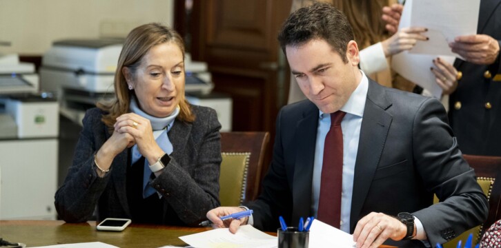 Teodoro García Egea firma su acta como diputado en la XIV Legislatura