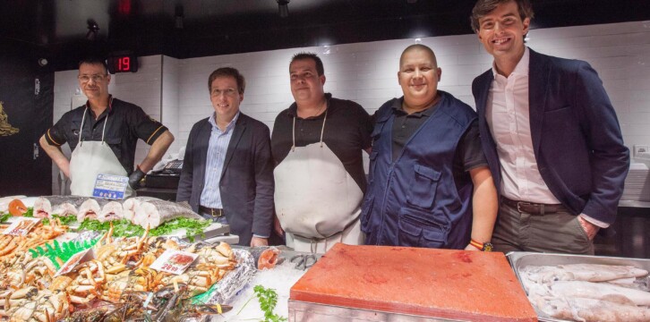 Pablo Montesinos visita junto a José Luis Martínez-Almeida el Mercado de la Paz de Madrid