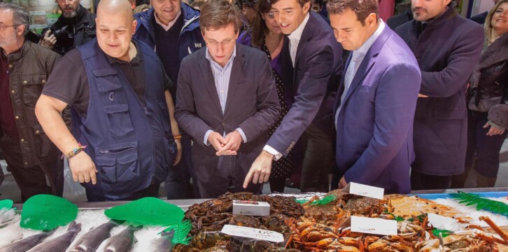 Pablo Montesinos visita junto a José Luis Martínez-Almeida el Mercado de la Paz de Madrid