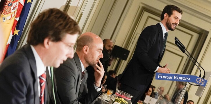 Pablo Casado, presenta al alcalde de Madrid, José Luis Martínez-Almeida, en el desayuno Informativo Nueva Economía Fórum