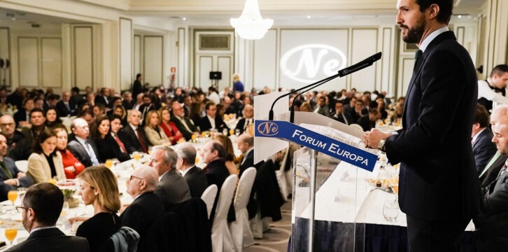 Pablo Casado, presenta al alcalde de Madrid, José Luis Martínez-Almeida, en el desayuno Informativo Nueva Economía Fórum