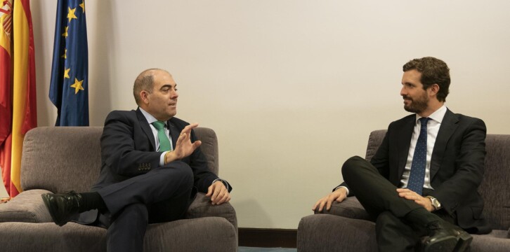 Pablo Casado y el presidente de ATA, Lorenzo Amor
