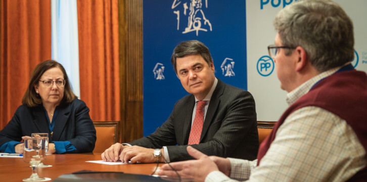 Mª Jesús Moro y Carlos Rojas se reúnen con miembros de SOS Registro Civil