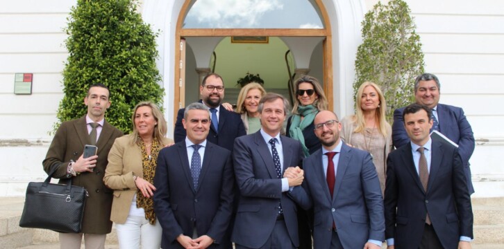 Antonio González Terol y Pepe Ortiz, junto a miembros de la corporación municipal