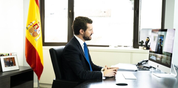 Pablo Casado en videoconferencia con el presidente del Gobierno, Pedro Sánchez