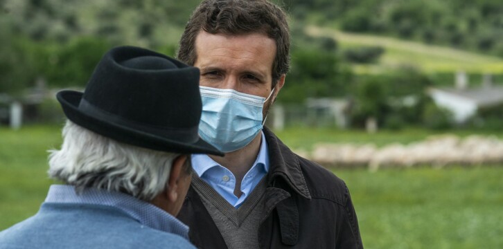 Pablo Casado visita una explotación ganadera