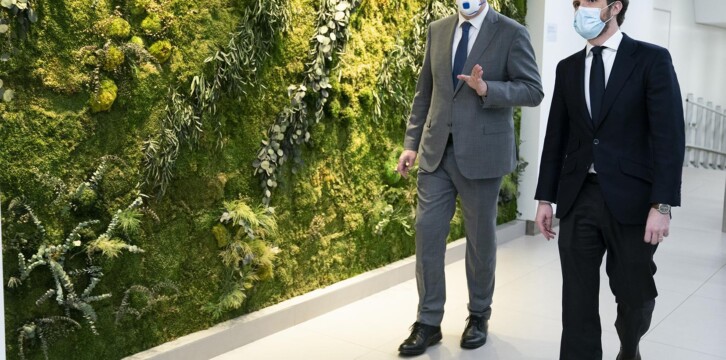 Pablo Casado y el presidente de ANFAC, José Vicente de los Mozos