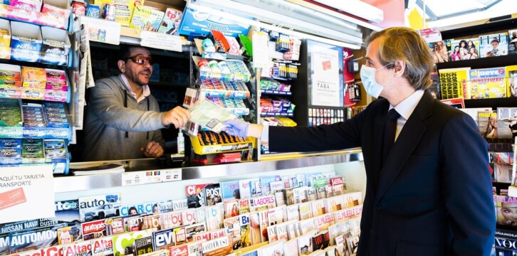 Antonio González Terol reparte mascarillas en Boadilla del Monte