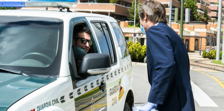 Antonio González Terol reparte mascarillas en Boadilla del Monte