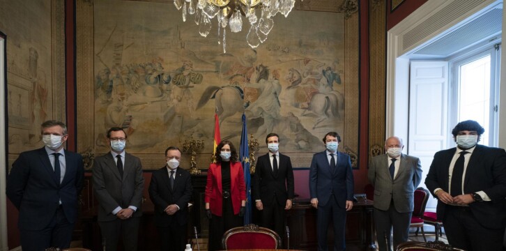 Pablo Casado atiende a los medios en el Senado