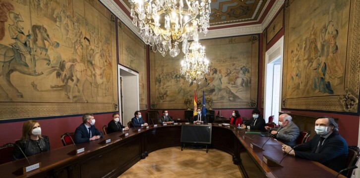 Pablo Casado atiende a los medios en el Senado