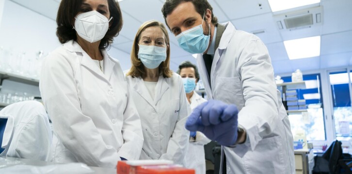 Casado y Pastor visitan un laboratorio biotecnológico