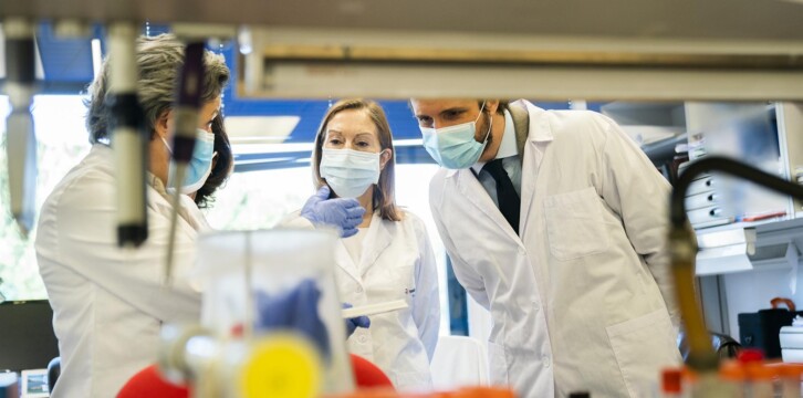 Casado y Pastor visitan un laboratorio biotecnológico