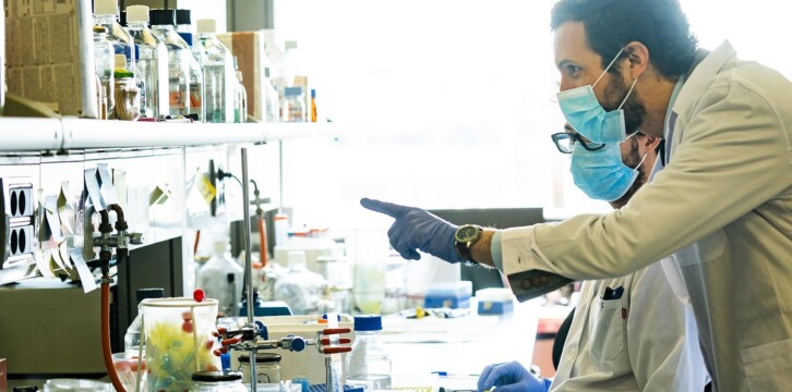 Pablo Casado visita un laboratorio biotecnológico