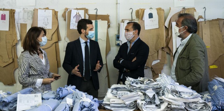 Pablo Casado visita una fábrica textil en Villaconejos
