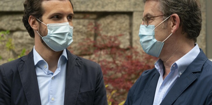 El presidente del Partido Popular, Pablo Casado, y Alberto Núñez Feijóo en la presentación de los candidatos al Parlamento de Galicia