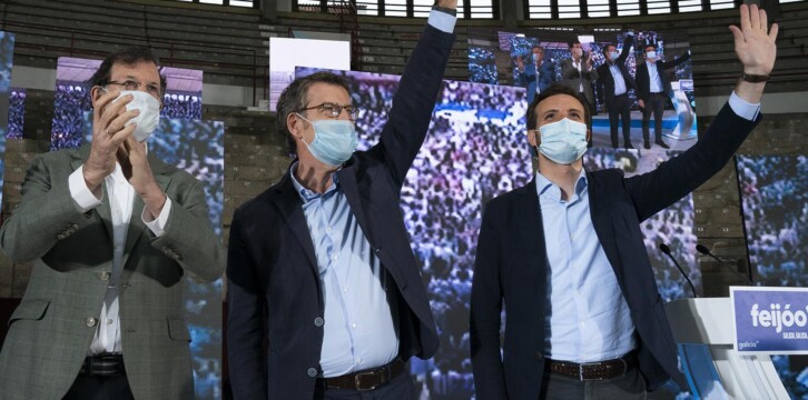 Mariano Rajoy, Alberto Núñez Feijóo y Pablo Casado en la plaza de toros de Pontevedra