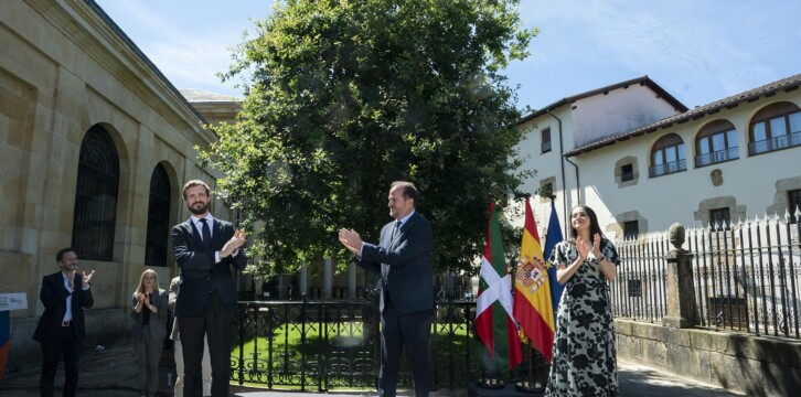 Pablo Casado junto a Carlos Iturgaiz e Inés Arrimadas desde Gernika