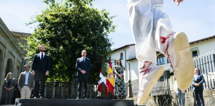 Pablo Casado junto a Carlos Iturgaiz e Inés Arrimadas desde Gernika