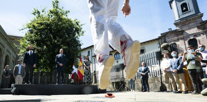 Pablo Casado junto a Carlos Iturgaiz e Inés Arrimadas desde Gernika