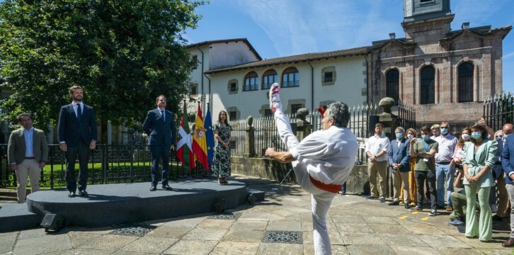 Pablo Casado junto a Carlos Iturgaiz e Inés Arrimadas desde Gernika
