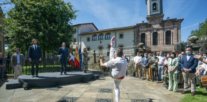 Pablo Casado junto a Carlos Iturgaiz e Inés Arrimadas desde Gernika