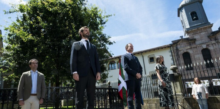Pablo Casado junto a Carlos Iturgaiz e Inés Arrimadas desde Gernika