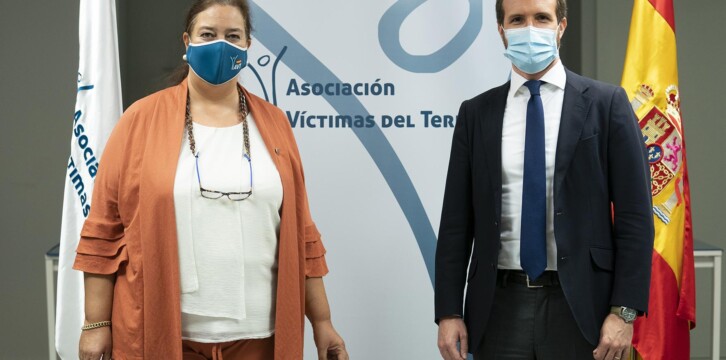 Pablo Casado con la presidenta de la AVT, Maite Araluce