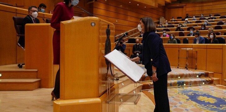 La senadora, Paloma Adrados, tomando posesión de su cargo