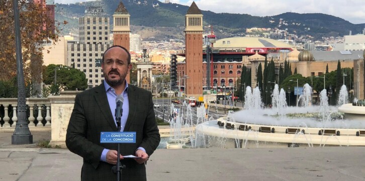 El presidente del Partido Popular de Cataluña, Alejandro Fernández, en la clausura del acto en defensa de la Constitución